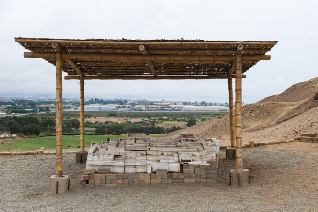 Pachacamac está situada no Vale de Lurín, perto de Lima a aproximadamente 40 km ao sul do centro de Lima, numa região estratégica entre o deserto e o mar