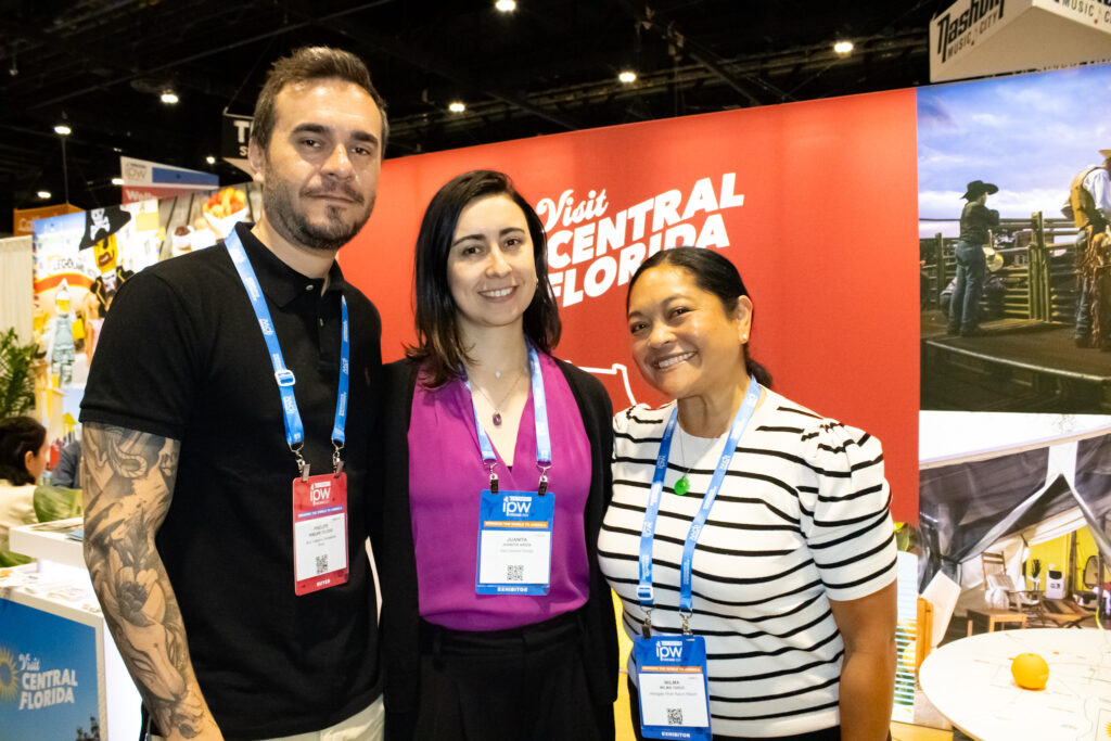 Phelipe Toledo, da Azul Viagens, Juanita Ariza, do Visit Central Florida e Wilma Taruc, do Westgate River Ranch