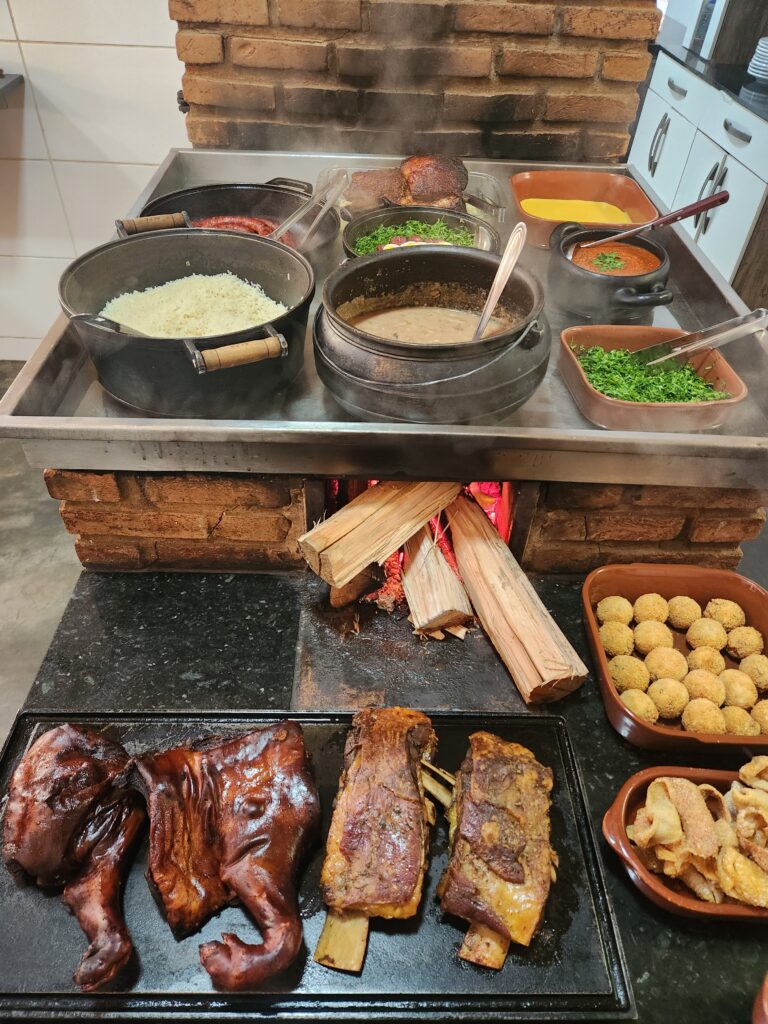 Restaurante Santa Clara, comiida mineira no fogçao à lenha