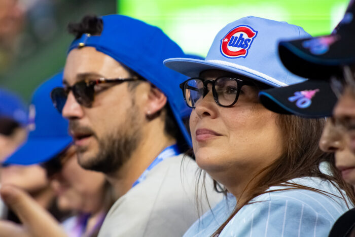 Disney realiza ação promocional no jogo Cubs x Brewers durante o IPW 2025, veja fotos 2 Sarah Domenech da Disney no jogo dos Cubs e1750211771754 Disney realiza ação promocional no jogo Cubs x Brewers durante o IPW 2025, veja fotos