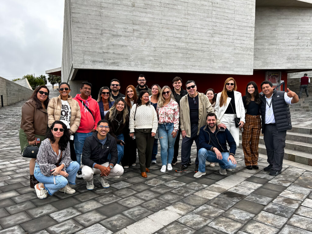 Top Seller Orinter em frente ao Museu Pachacamac