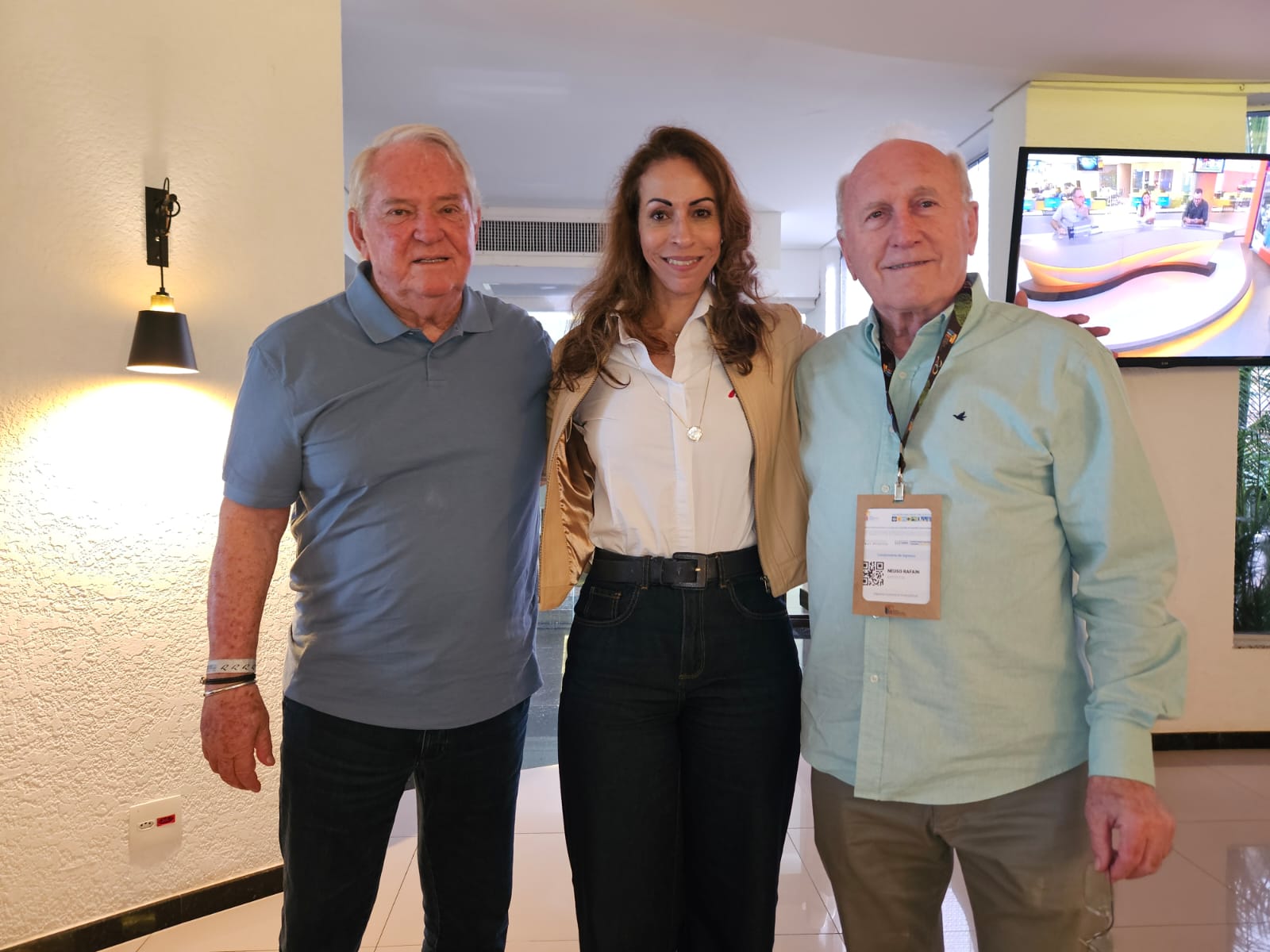 Roy Taylor, do M&E, e Vanessa Delboni e Neuso Rafain, do Rafain Palace Hotel & Convention Roy Taylor, do M&E, e Vanessa Delboni e Neuso Rafain, do Rafain Palace Hotel & Convention