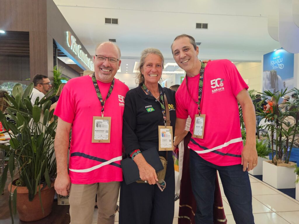 Mari Masgrau, do M&E, entre Mauricio Rodrigues e Jorge Borges, da Sakura