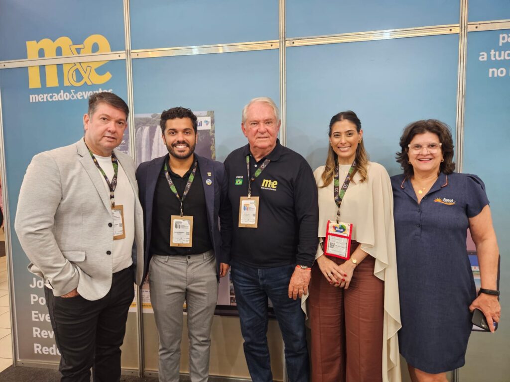 Roy Taylor, do M&E, entre Wanderson Borges, Raoni Fernandes, Marina Marinho e Aninha Costa, da Emprotur