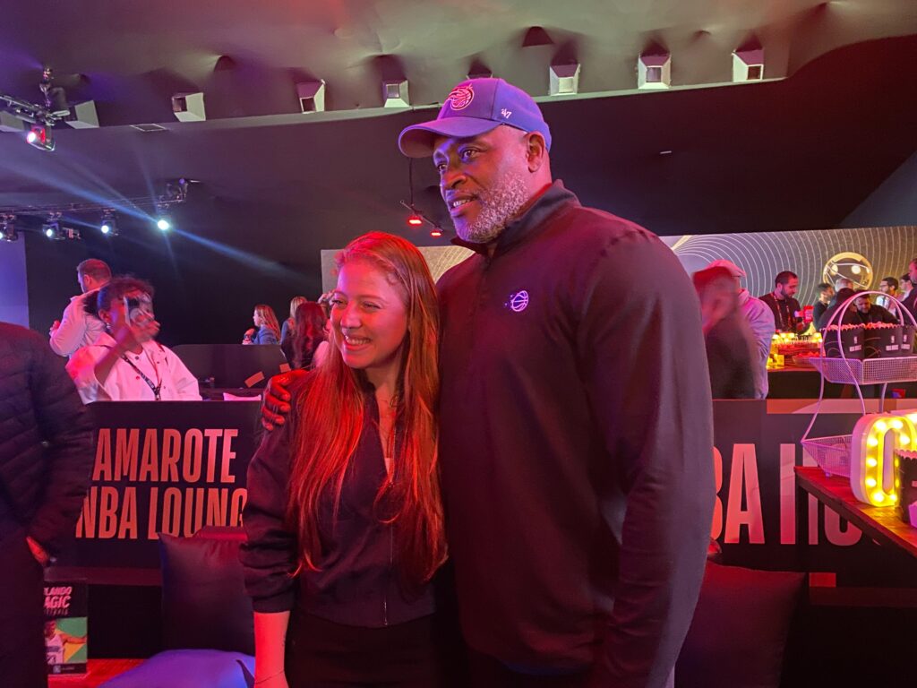 A estrela e ex jogador do Orlando Magic, Nick Anderson, com Viviany Felipazzi, da Magic Blue