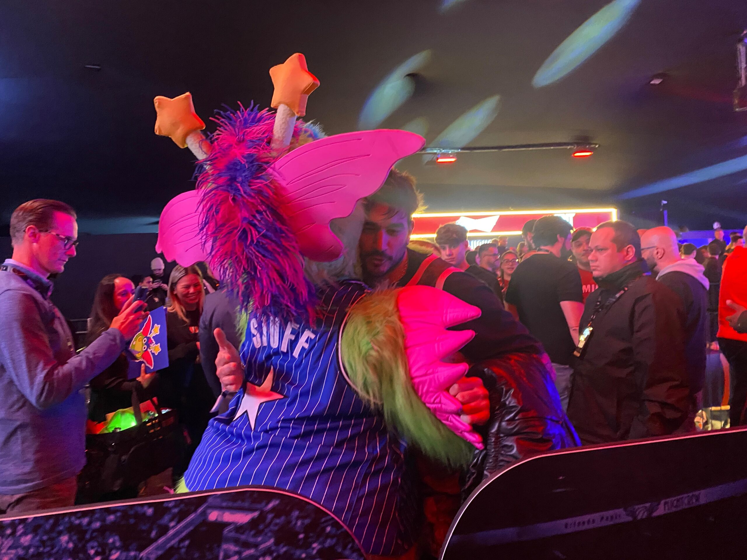 O Mascote Stuff fez uma aparição carinhosa no camarote O Mascote Stuff fez uma aparição carinhosa no camarote