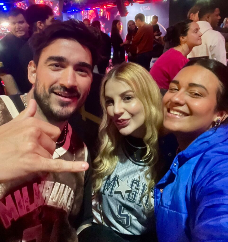 O ex-BBB, Guilherme Napolitano, acompanhado de sua namorada Ana Julia, e Janaina Brito, do M&E