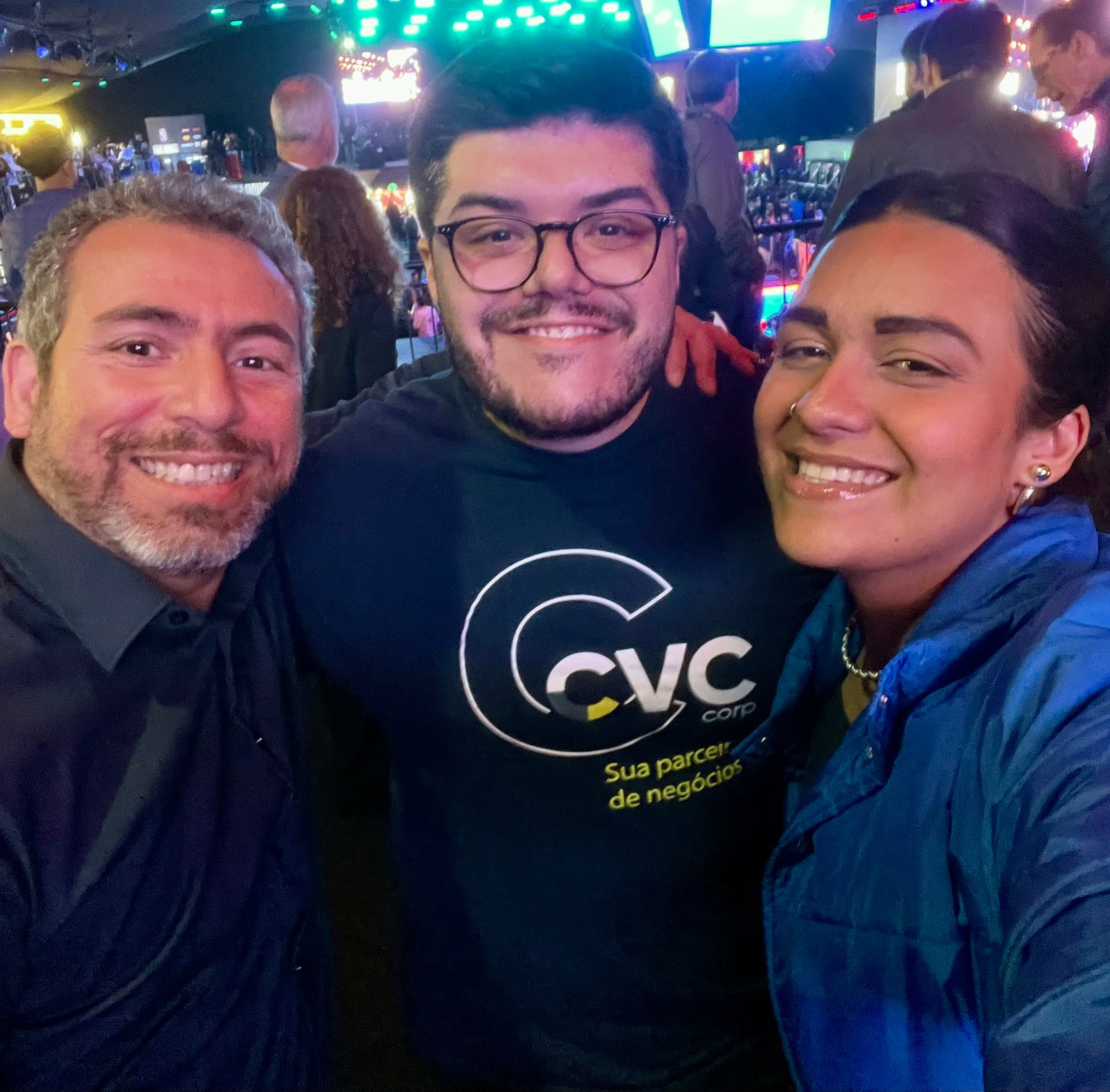 Ricardo Bezerra, da Azul, Paulo Biondo, da CVC, e Janaina Brito, do M&E Ricardo Bezerra, da Azul, Paulo Biondo, da CVC, e Janaina Brito, do M&E