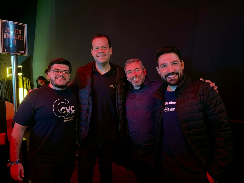Paulo Biondo e Rodrigo Galvão, da CVC, com Ricardo Bezerra, da Azul, e Hugo Lagares, da Visual