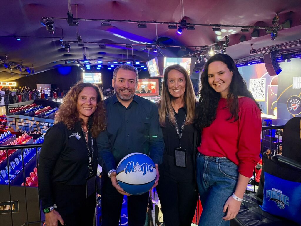 Jane Terra e Haley Meier, do Orlando Magic, com Ricardo Bezerra e Beatriz, da Azul