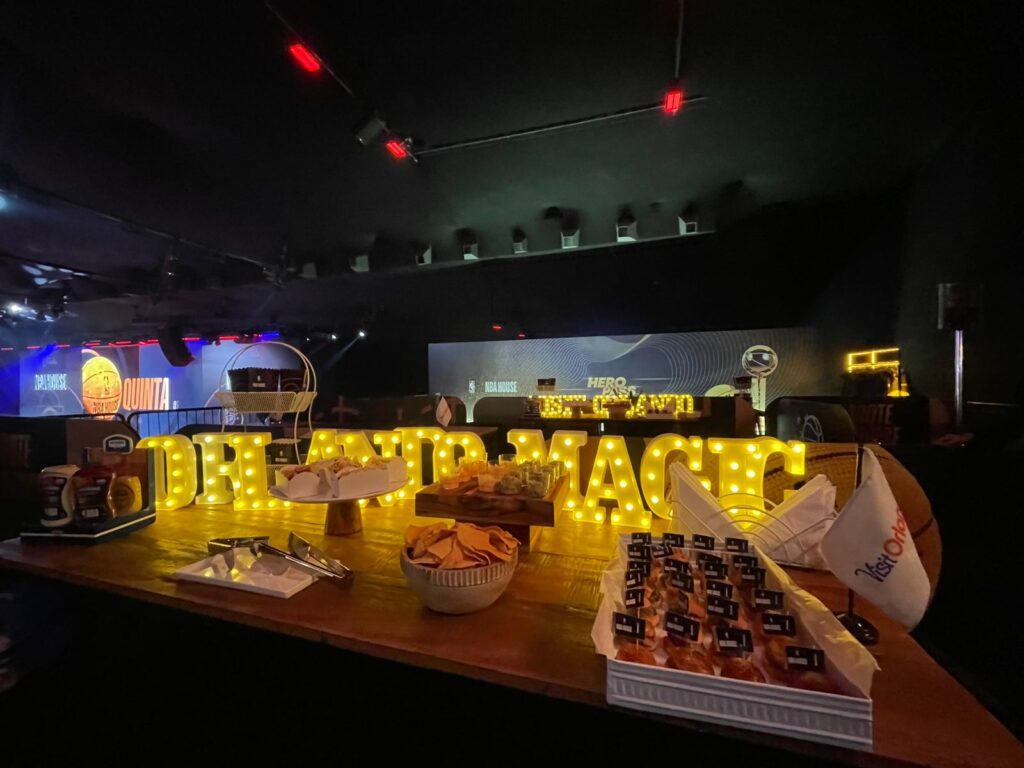 Hot dogs, pipoca, nachos e mini hambúrgueres complementaram o menu da noite
