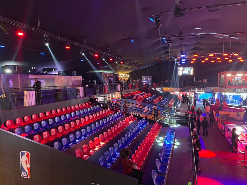 Durante a NBA House, os jogos são transmitidos no telão e os participantes podem assistir na arena