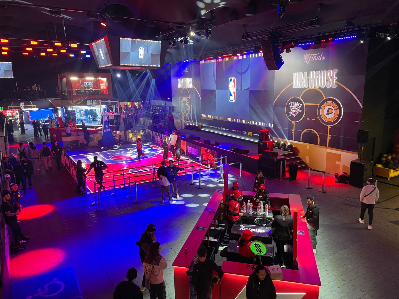 Em um camarote exclusivo, convidados tiveram vista privilegiada do espaço Em um camarote exclusivo, convidados tiveram vista privilegiada do espaço