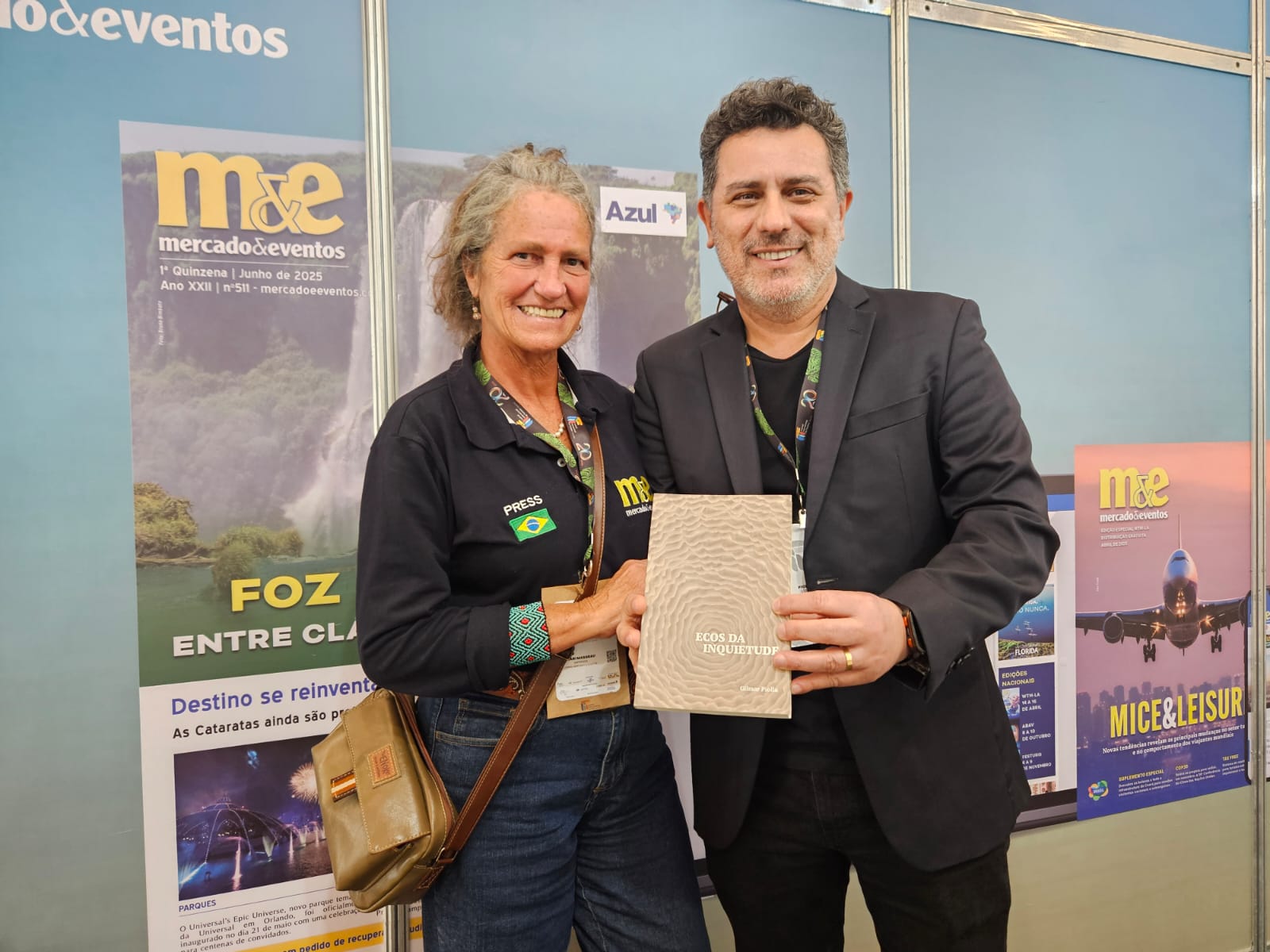 Mari Masgrau, do M&E, recebe livro de Gilmar Piolla