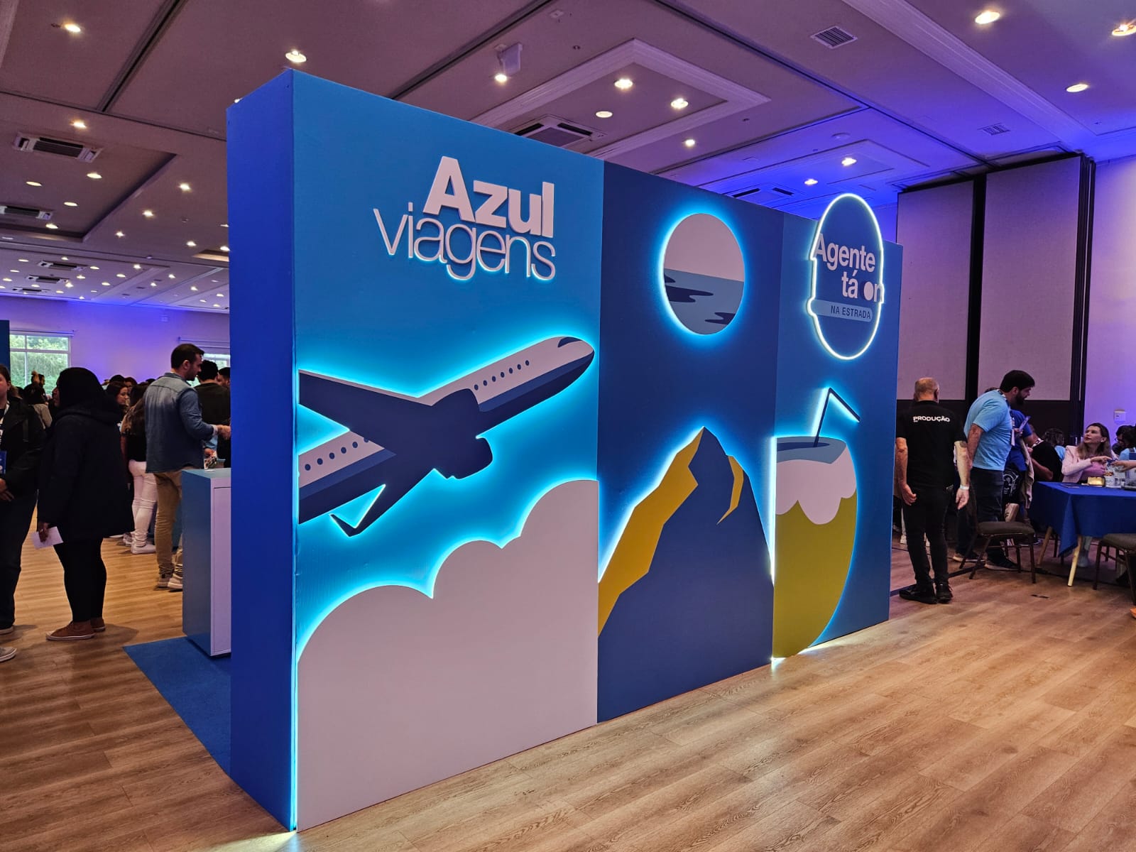 Área de conversas com destinos e hotelaria Área de conversas com destinos e hotelaria