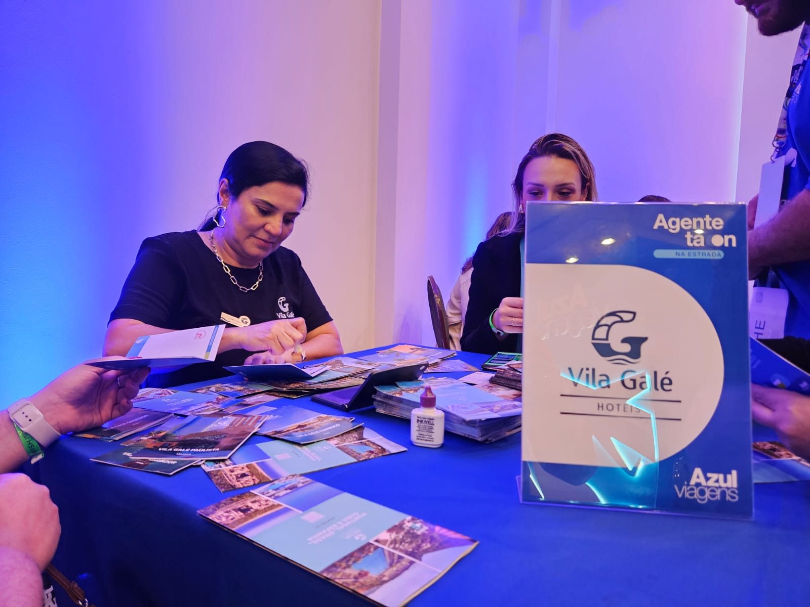 Agentes recebem carimbo no passaporte