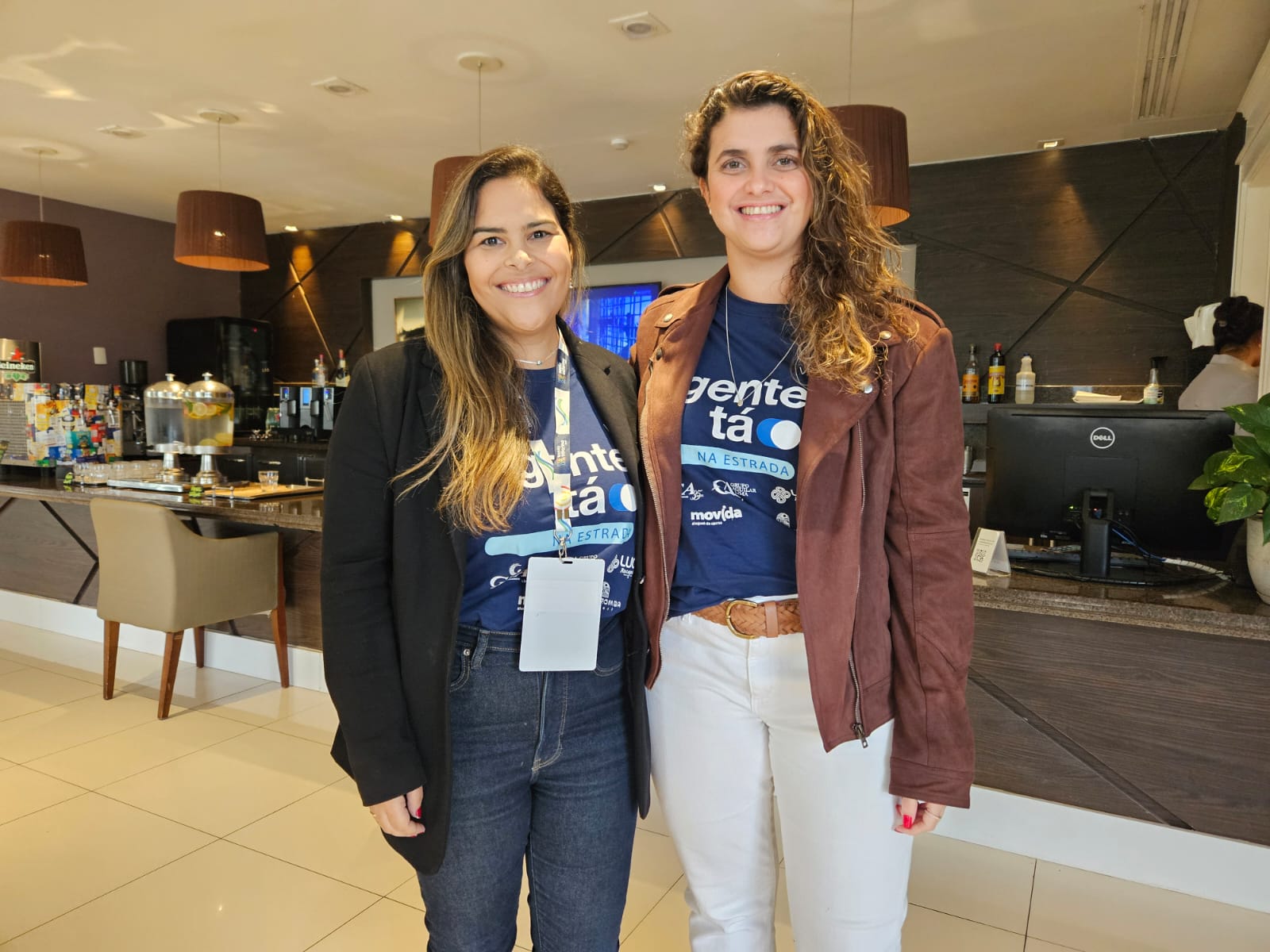 Patrícia Gomes, gerente comercial de lojas, e Giulliana Mesquita, diretora comercial da Azul Viagens Patrícia Gomes, gerente comercial de lojas, e Giulliana Mesquita, diretora comercial da Azul Viagens