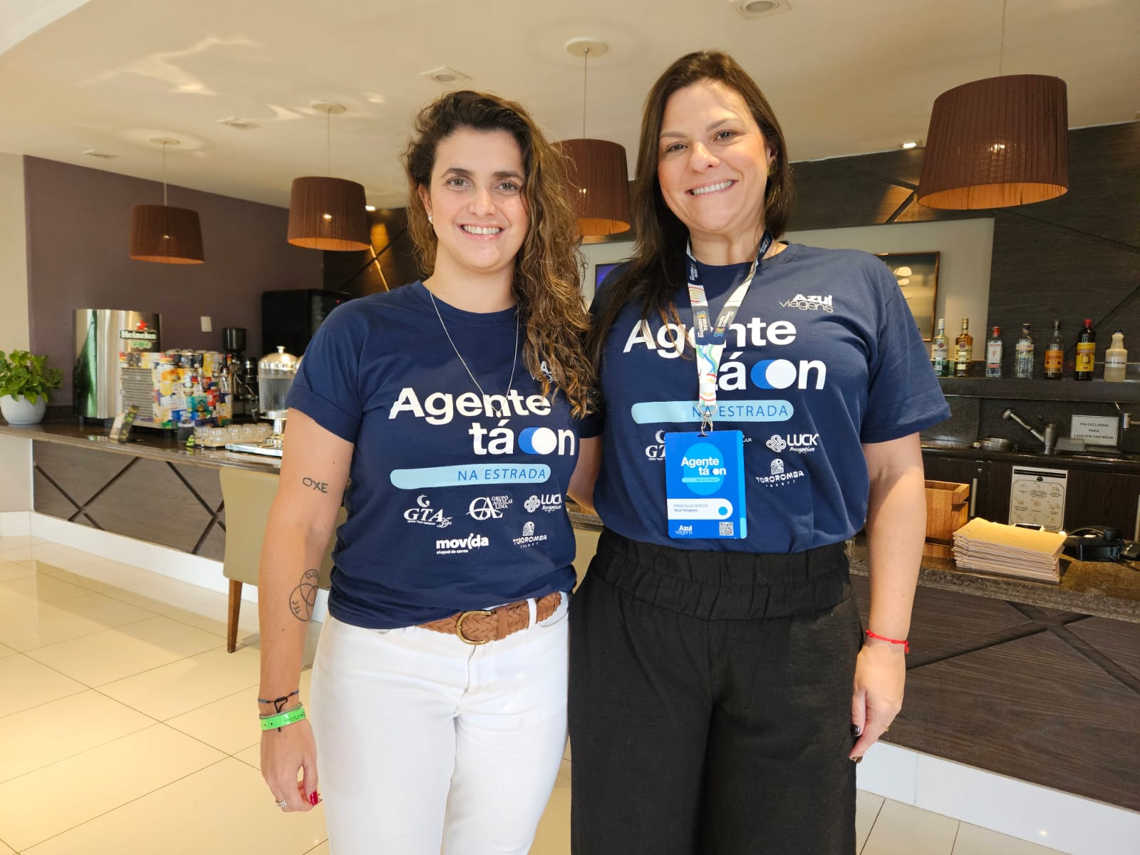 Giulliana Mesquita, diretora comercial, e Priscilla Godoy, gerente comercial da Azul Viagens Giulliana Mesquita, diretora comercial, e Priscilla Godoy, gerente comercial da Azul Viagens