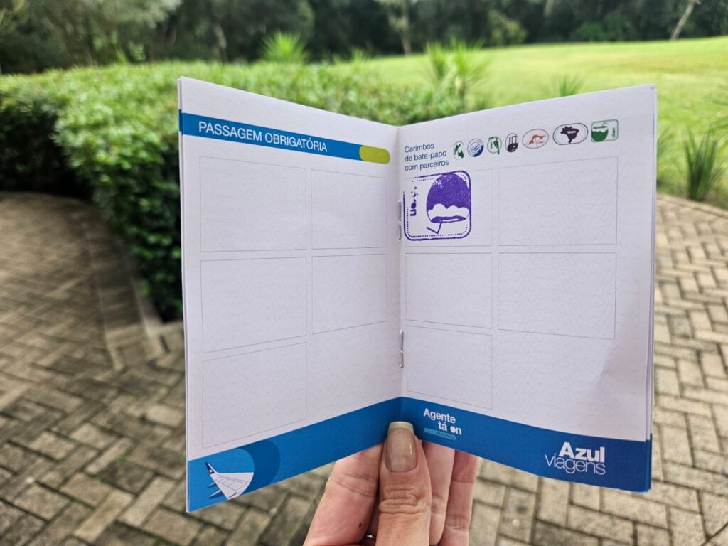 passaporte terá espaços designados para  carimbos, representando salas, atividades ou  áreas visitadas