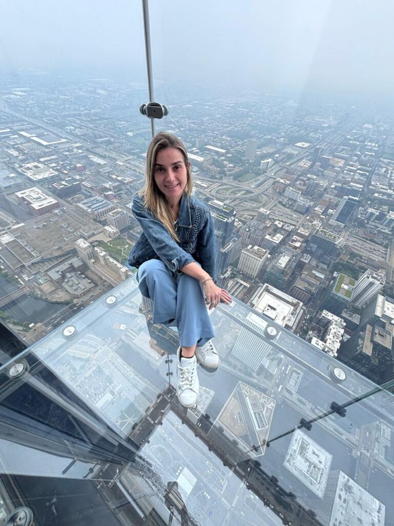 Thais Machado, da FRT, no Skydeck de Chicago