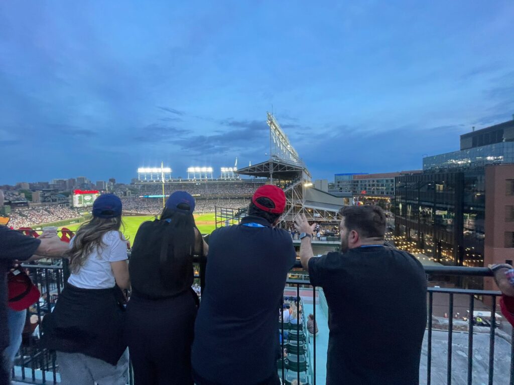 Convidados assistiram o jogo do Wrigley View Rooftop