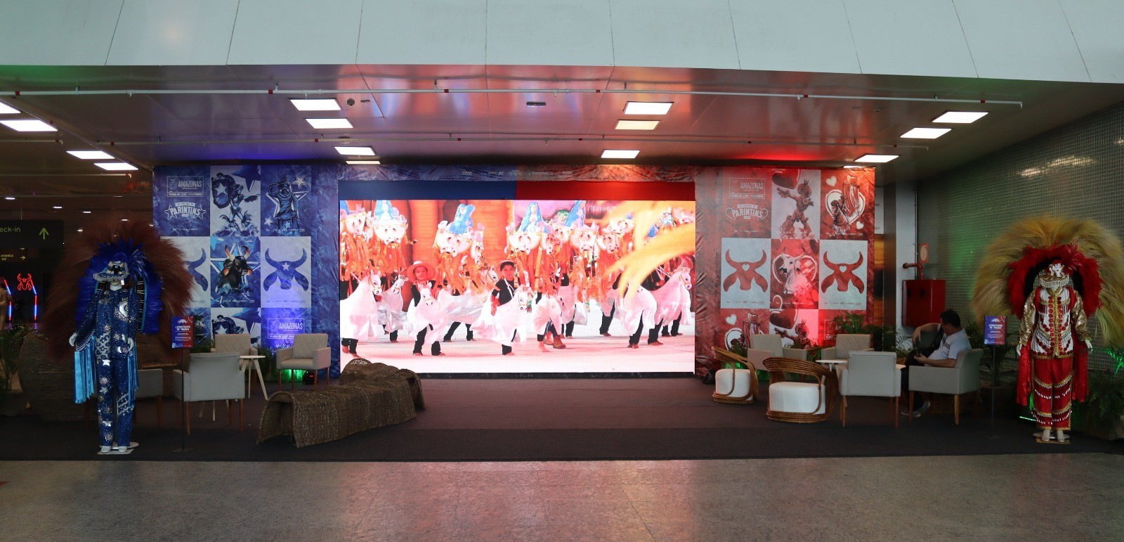 Amazonastur inaugura exposição “Embarque na Magia de Parintins” no aeroporto de Manaus 1 WhatsApp Image 2025 06 18 at 18.49.29 Amazonastur inaugura exposição “Embarque na Magia de Parintins” no aeroporto de Manaus