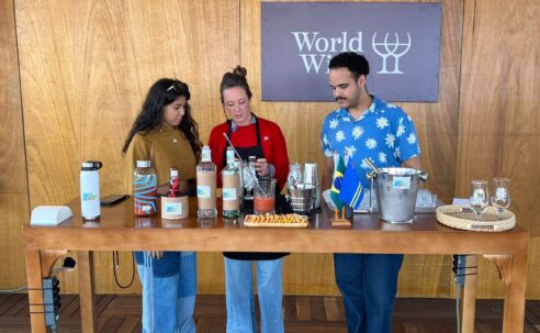 Aruba divulga receita do tradicional drinque Aruba Ariba no Taste Festivals 2025
