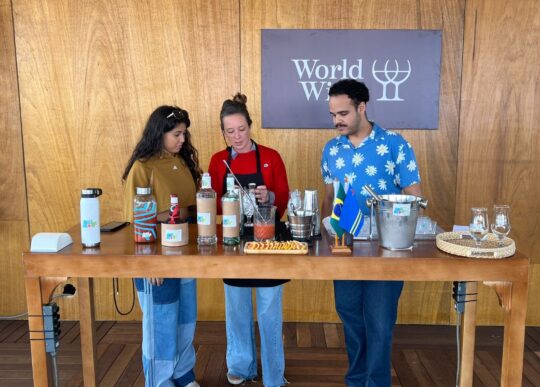 Aruba divulga receita do tradicional drinque Aruba Ariba no Taste Festivals 2025