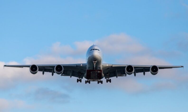 AirAdvisor alerta sobre o fim da bagagem de mão gratuita na UE 1 aviao 792x475 1 AirAdvisor alerta sobre o fim da bagagem de mão gratuita na UE