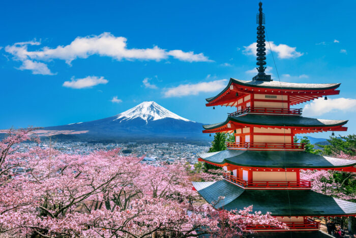 Japão exigirá seguro-saúde de turistas estrangeiros para entrada no país 1 cherry blossoms spring chureito pagoda fuji mountain japan scaled e1749472322631 1 Japão exigirá seguro-saúde de turistas estrangeiros para entrada no país