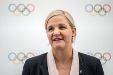 Ex-nadadora do Zimbábue Kirsty Coventry assume presidência do COI