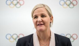 Ex-nadadora do Zimbábue Kirsty Coventry assume presidência do COI