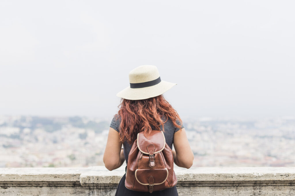MTur e Unesco anunciam edital para criação de guias de viagens focados em mulheres 1 female tourist balcony from MTur e Unesco anunciam edital para criação de guias de viagens focados em mulheres