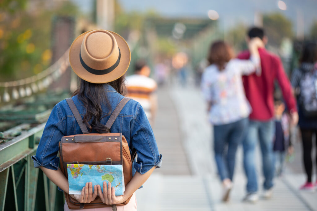 ARTIGO - Turismo em alta: capacitação e profissionalização são urgentes para garantir sustentabilidade 1 female tourists hand have happy travel map ARTIGO - Turismo em alta: capacitação e profissionalização são urgentes para garantir sustentabilidade
