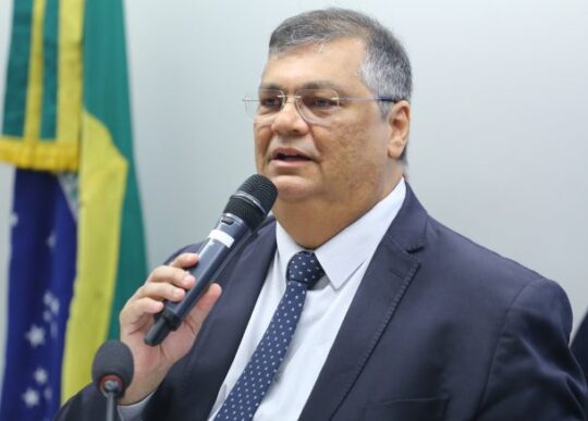 Ministro Flávio Dino critica governo dos EUA por analisar redes de estudantes que pedem visto