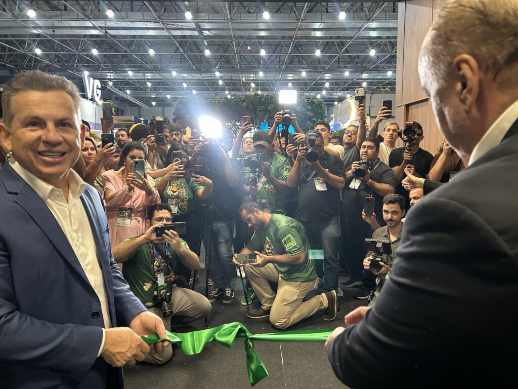 O governador de Mato Grosso, Mauro Mendes, e o presidente da Fecomércio-MT, José Wenceslau de Souza Júnior, participaram do corte da fita na cerimônia de abertura do centro de exposições da FIT Pantanal (Giulia JardimM&E)