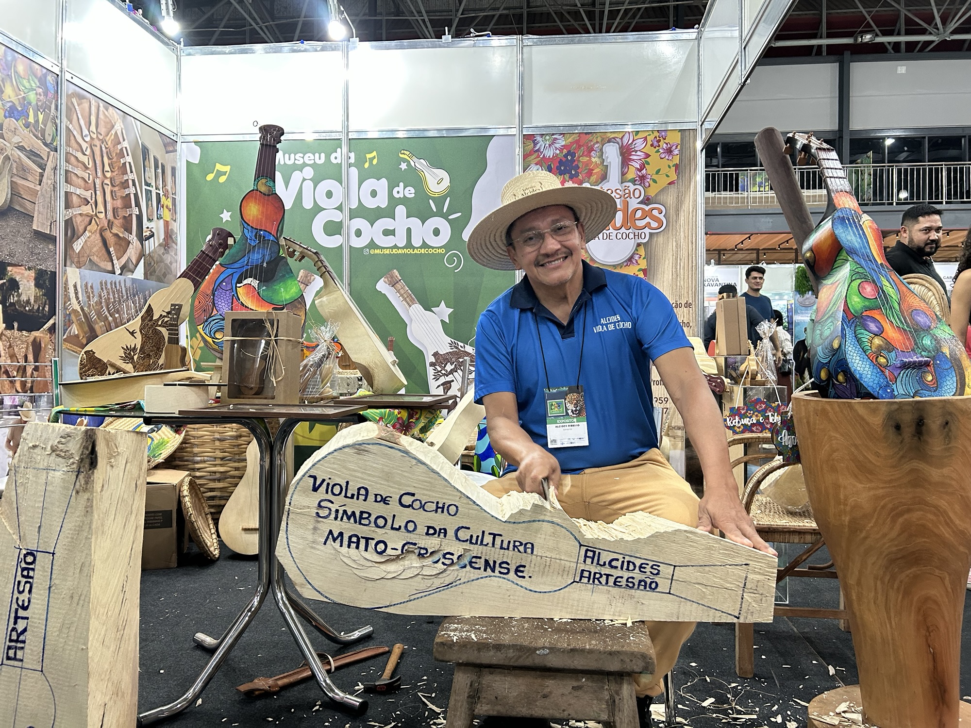 Alcides Ribeiro, mestre na produção da Viola de Cocho em Mato Grosso (Giulia JardimM&E) Alcides Ribeiro, mestre na produção da Viola de Cocho em Mato Grosso (Giulia JardimM&E)
