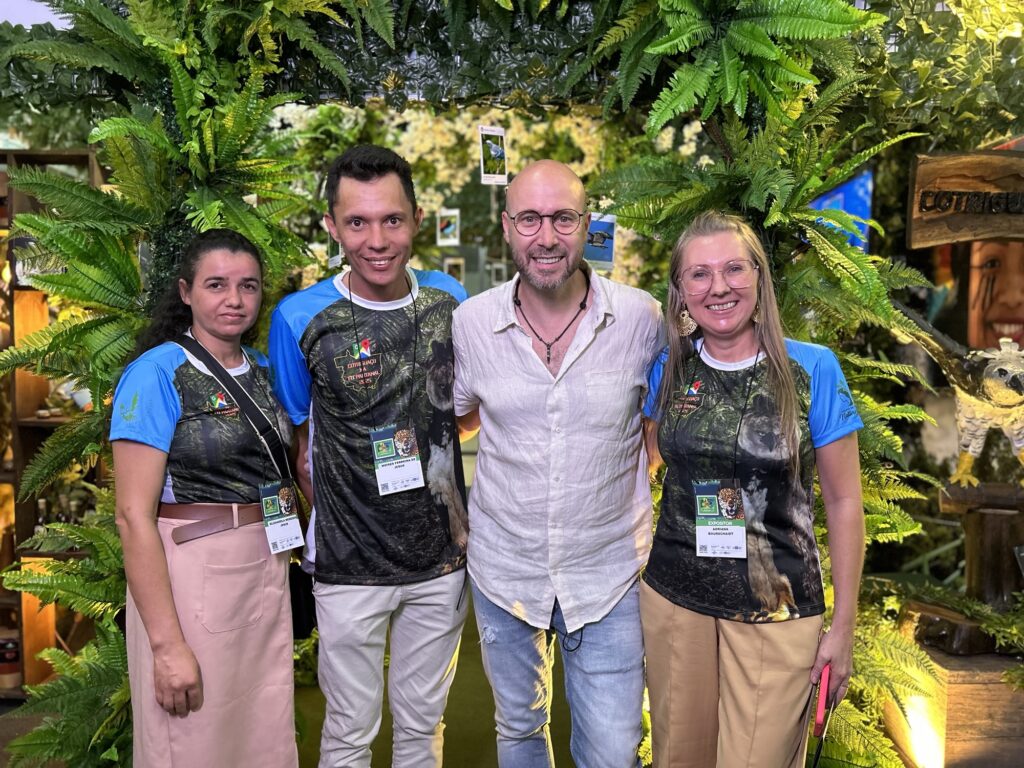 Elizangela, Moises, Beto e Adriana, no estande da Prefeitura Municipal de Cotriguaçú (Giulia JardimM&E)