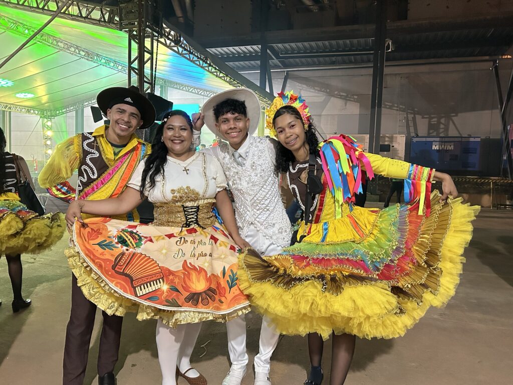 Integrantes da equipe Chumbo do Sertão, quadrilha mato-grossense que se apresentou na FIT Pantanal (Giulia Jardim/M&E)