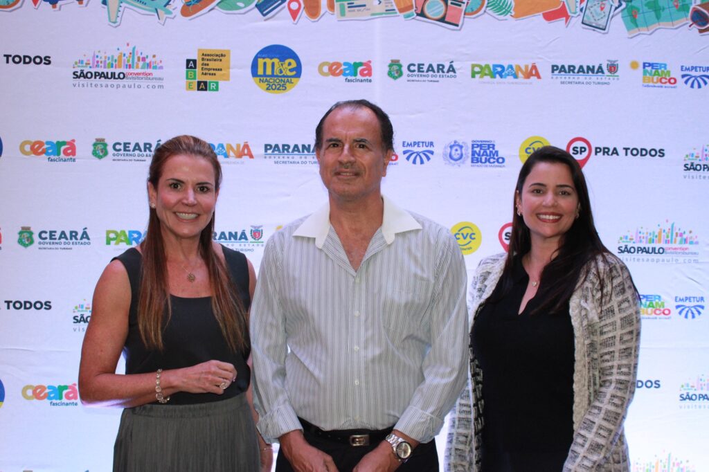 Érica Drumond e Jane Souza, do Hotel Ouro Minas, ao lado do vice-presidente da Abav-MG, Alexandre Brandão