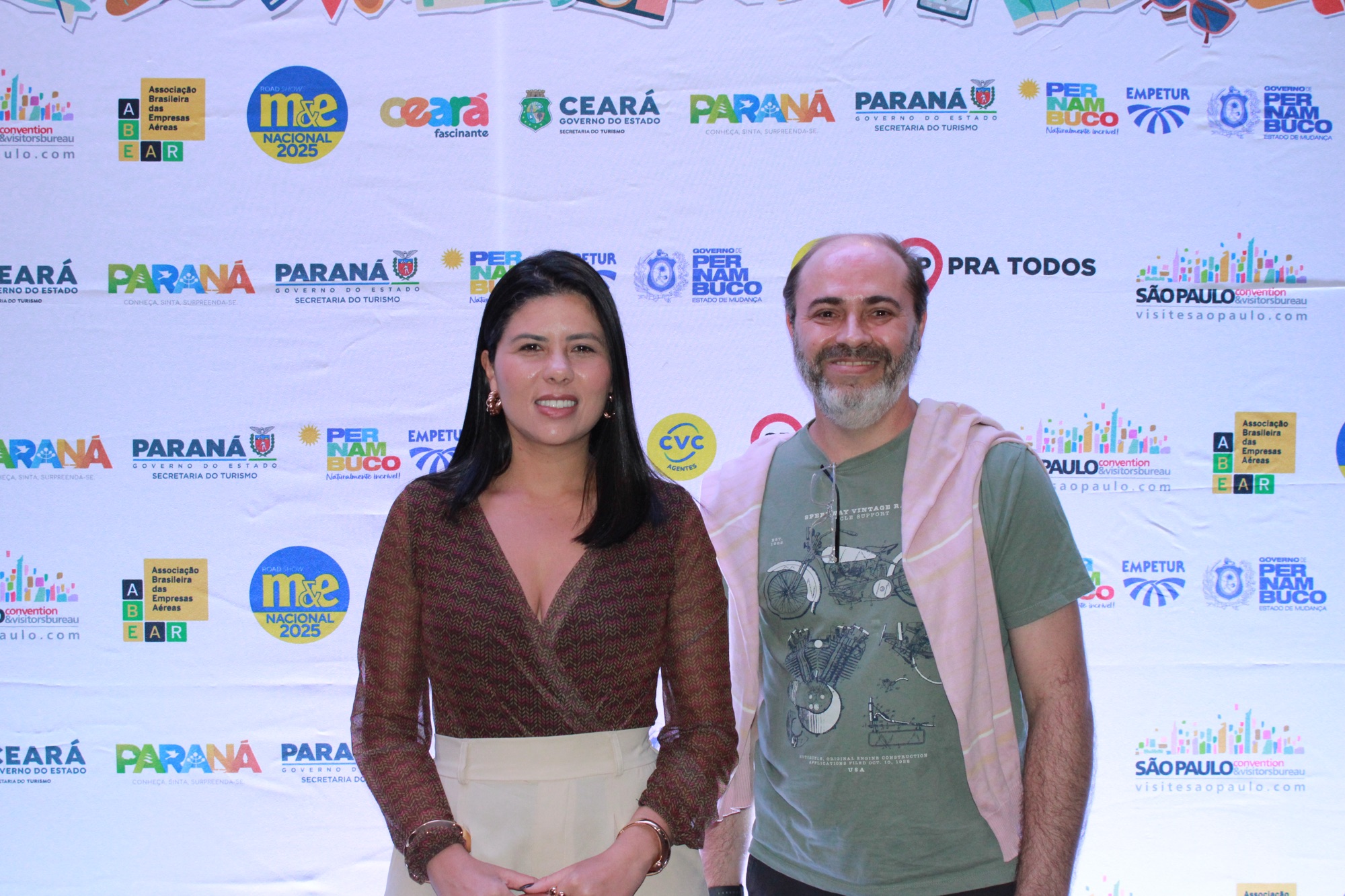 Gabriella Lopes, do Aero Legal; e Eberson Oliveira, da Viajar é Preciso Gabriella Lopes, do Aero Legal; e Eberson Oliveira, da Viajar é Preciso