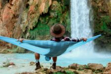 Brasileiros planejam gastar mais com viagens em 2025, revela Booking