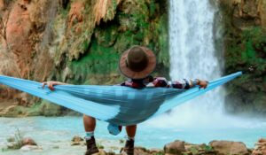 Brasileiros planejam gastar mais com viagens em 2025, revela Booking