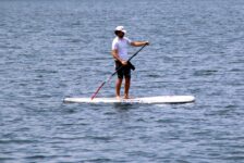 Stand up paddle segue liberado nas praias do Rio após resgates no Leme; nova regulamentação deve sair nesta terça