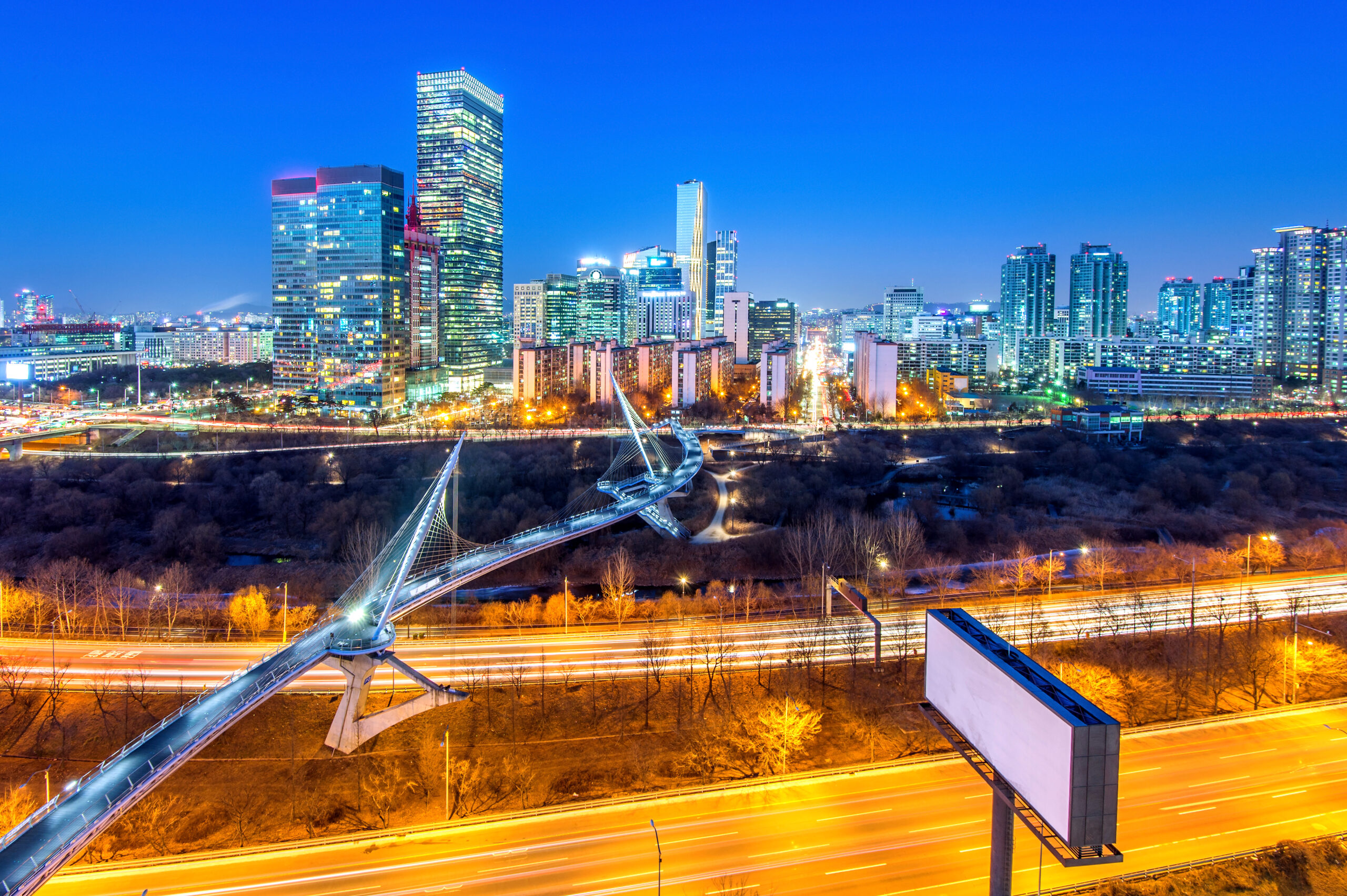 Booking.com revela 10 destinos para viajar de forma mais sustentável em 2025 2 traffic singil district seoul korea skyline night scaled 1 Booking.com revela 10 destinos para viajar de forma mais sustentável em 2025