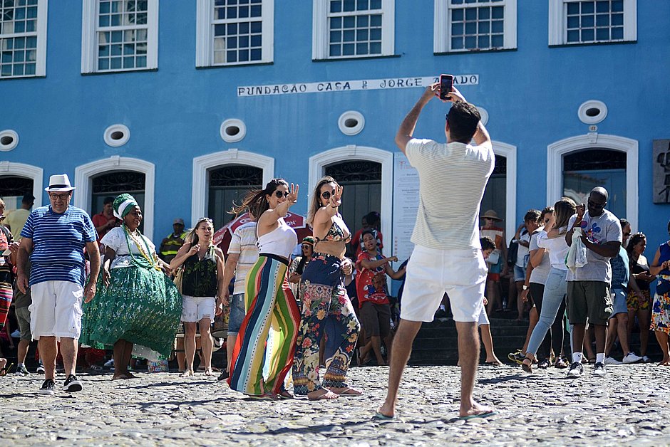 Bahia lidera crescimento da receita no turismo nacional 1 turistas 1 1 Bahia lidera crescimento da receita no turismo nacional