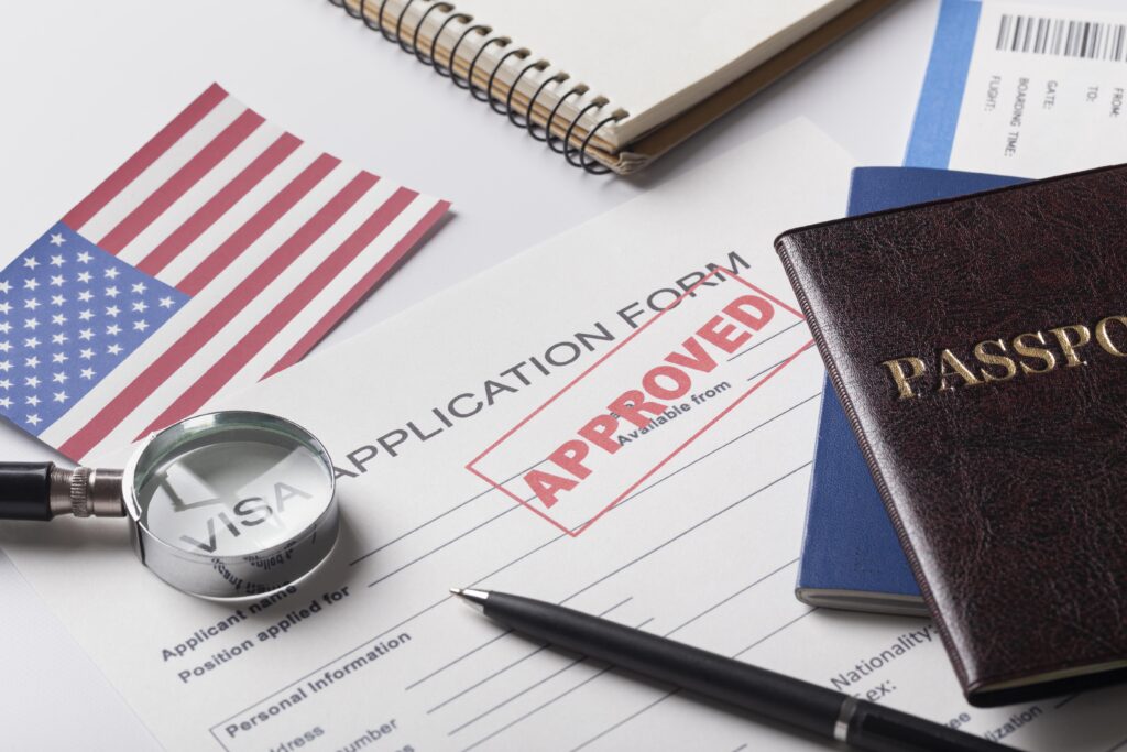 Emissão de vistos estudantis são retomados nos EUA com exigência de acesso às redes sociais 1 visa application composition with american flag Emissão de vistos estudantis são retomados nos EUA com exigência de acesso às redes sociais
