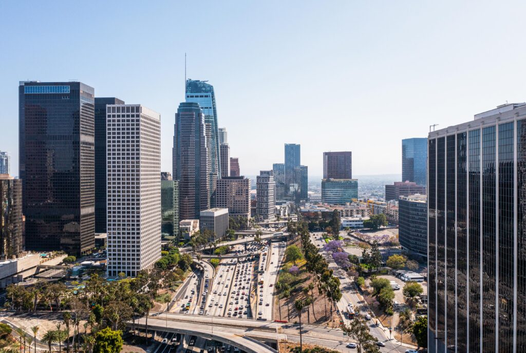 Com tensão nas ruas, turistas evitam Los Angeles e buscam rotas alternativas nos EUA 1 vista aerea complexa da cidade Com tensão nas ruas, turistas evitam Los Angeles e buscam rotas alternativas nos EUA