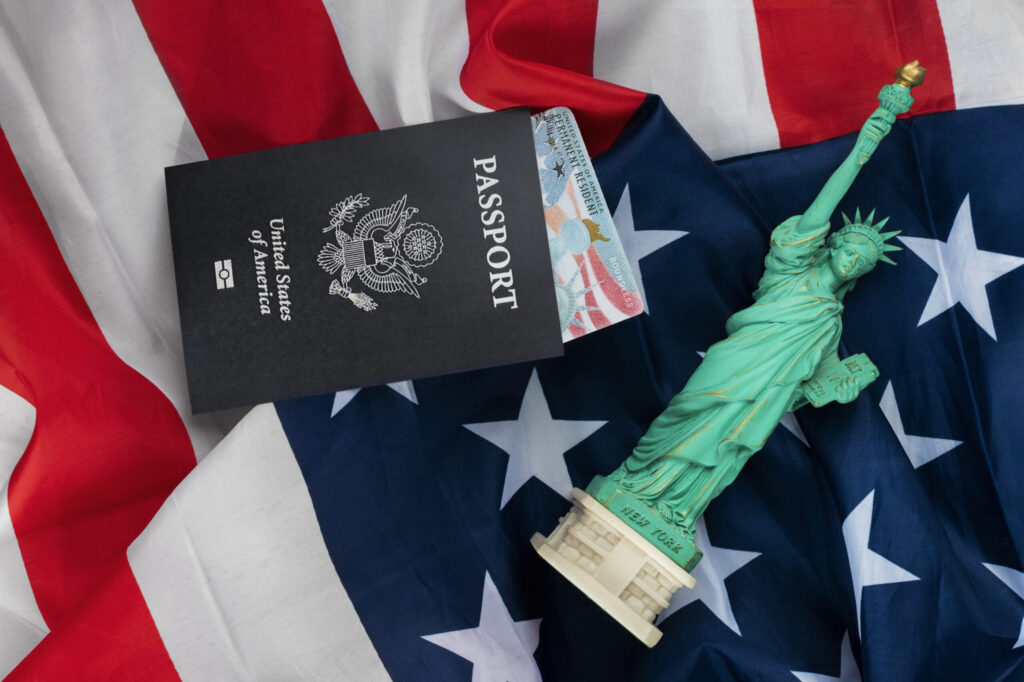 Passaporte dos EUA não pode ser renovado em alguns casos; veja quando é preciso pedir um novo 1 vista superior sortimento de cartao verde e passaporte scaled 1 Passaporte dos EUA não pode ser renovado em alguns casos; veja quando é preciso pedir um novo