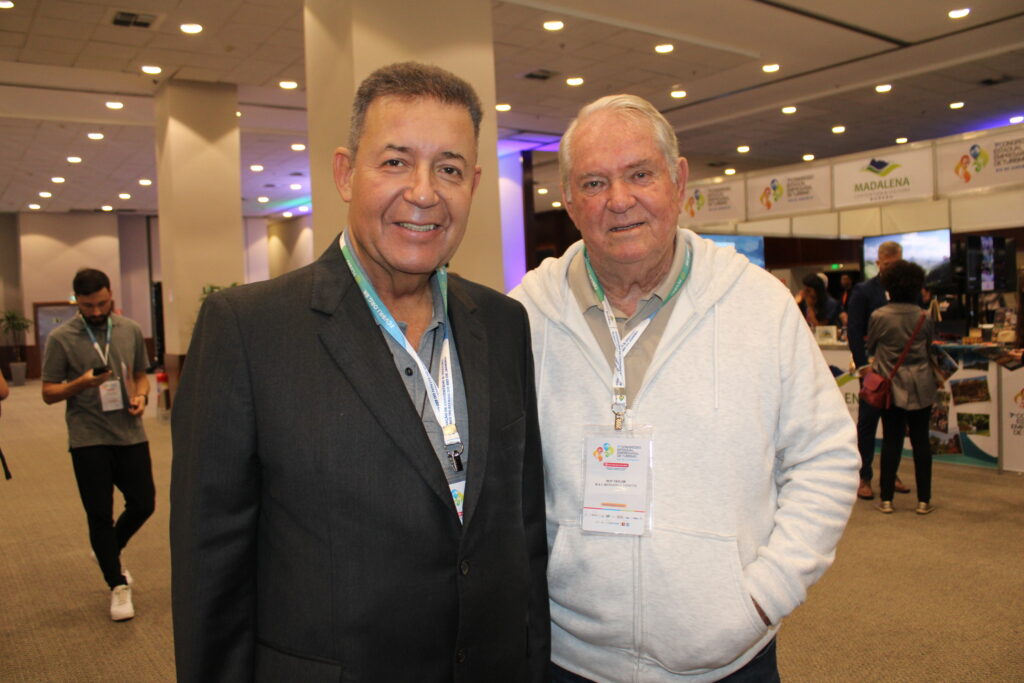 Alexandre Sampaio recebe o Prêmio M&E na categoria Fortalecimento do Trade Turístico Alexandre Sampaio, da FBHA, com Roy Taylor, do M&E